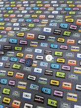 Load image into Gallery viewer, Pantaloncino Shorts Bermuda Fantasia Musicassetta Anni 80 100% cotone Jersey 2 tasche laterali Made in Italy