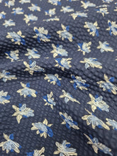 Load image into Gallery viewer, Pantaloncino Shorts Bermuda Fantasia Flower Seersucker Blu 100% cotone 2 tasche laterali Made in Italy