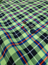 Load image into Gallery viewer, Bermuda Shorts Fantasia check scozzese giallo fluo 100% cotone Pantaloncino 2 tasche laterali Made in Italy