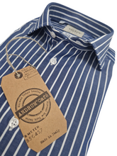 Carica l'immagine nel visualizzatore di Gallery, Camicia fasciata blu a righe bianche Uomo puro cotone alta qualità made in italy men shirt blue stripe high quality