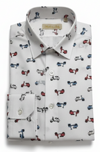 Load image into Gallery viewer, Camicia Uomo fantasia Vespa multicolor su fondo bianco puro cotone colletto mezzo francese Made in Italy