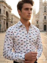 Load image into Gallery viewer, Camicia Uomo fantasia Vespa multicolor su fondo bianco puro cotone colletto mezzo francese Made in Italy