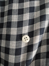 Carica l'immagine nel visualizzatore di Gallery, Camicia a quadri grigio nero doppie tasche e pattine puro cotone Made in Italy