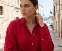 Carica l'immagine nel visualizzatore di Gallery, Camicia Rossa da Donna Camicione Donna tessuto naturale traspirante e leggero in morbida viscosa alta qualità Camicia in fibra naturale viscosa Made in Italy