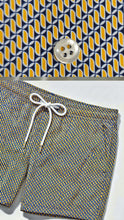Carica l'immagine nel visualizzatore di Gallery, Boxer bermuda tessuto 100% Cotone fantasia giallo blu costume da bagno Made in Italy Shorts 2 tasche laterali