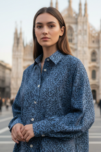 Carica l'immagine nel visualizzatore di Gallery, Camicione Donna denim fantasia foliage Casual Camicione puro Cotone Made in Italy