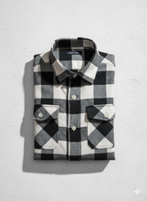 Carica l'immagine nel visualizzatore di Gallery, Camicia scozzese flanella quadri bianco nero doppie tasche e pattine puro cotone Made in Italy