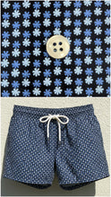 Carica l'immagine nel visualizzatore di Gallery, Boxer mare blu microfantasia Pantaloncino Bermuda fantasia 100% Cotone Made in Italy Fantasia Shorts 2 tasche laterali
