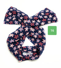 Load image into Gallery viewer, Turbante Fashion in cotone Fantasia design starfish 16 rosso - blu Made in Italy