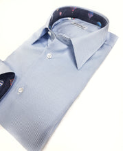 Carica l'immagine nel visualizzatore di Gallery, Camicia micro fantasia azzurro inserti fantasia Mongolfiera blu interno collo e polsi alta qualità puro cotone made in italy