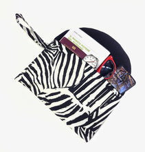 Load image into Gallery viewer, Pochette in tessuto fashion design Animalier Made in Italy
