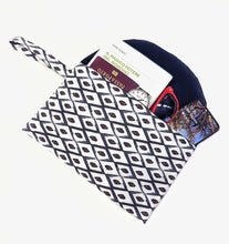 Load image into Gallery viewer, Pochette in tessuto fashion design Clara Made in Italy
