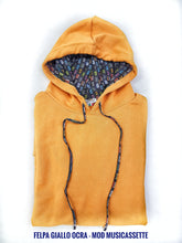 Carica l'immagine nel visualizzatore di Gallery, Felpa giallo ocra con Cappuccio Design musicassetta made in Italy Fantasia 100% cotone - Unisex Sweatshirt yellow Hoodie