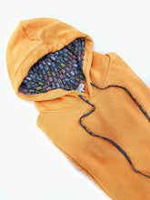 Carica l'immagine nel visualizzatore di Gallery, Felpa giallo ocra con Cappuccio Design musicassetta made in Italy Fantasia 100% cotone - Unisex Sweatshirt yellow Hoodie