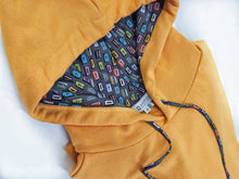 Carica l&#39;immagine nel visualizzatore di Gallery, Felpa giallo ocra  con Cappuccio Design musicassetta made in Italy Fantasia 100% cotone -  Unisex Sweatshirt yellow Hoodie
