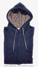 Carica l'immagine nel visualizzatore di Gallery, Felpa cardigan BLU con Cappuccio design micro fantasia foliage made in Italy Fantasia 100% cotone Unisex Sweatshirt blue Hoodie