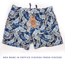Carica l'immagine nel visualizzatore di Gallery, Costume da Bagno slip interno Boxer mare Uomo in Morbidissima Viscosa Fantasia Hawaii floreale blu 2 tasche laterali Made in Italy