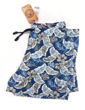Carica l'immagine nel visualizzatore di Gallery, Costume da Bagno slip interno Boxer mare Uomo in Morbidissima Viscosa Fantasia Hawaii floreale blu 2 tasche laterali Made in Italy