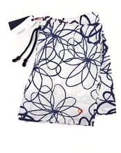 Carica l'immagine nel visualizzatore di Gallery, Costume da Bagno slip interno in 100% cotone fantasia blu bianco floreale 2 tasche laterali Uomo Boxer mare Made in Italy