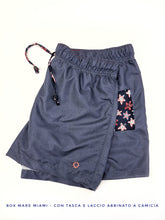 Carica l'immagine nel visualizzatore di Gallery, Costume da Bagno in morbido tessuto slip interno asciugatura rapida Boxer mare Uomo Blu con tasca fantasia Starfish con 2 tasche laterali Made in Italy