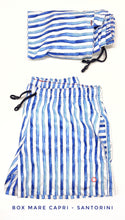 Carica l'immagine nel visualizzatore di Gallery, Costume da Bagno morbido tessuto slip interno asciugatura rapida Boxer mare uomo fantasia Santorini con 2 tasche laterali Made in Italy