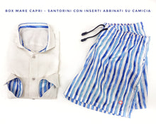 Carica l'immagine nel visualizzatore di Gallery, Costume da Bagno morbido tessuto slip interno asciugatura rapida Boxer mare uomo fantasia Santorini con 2 tasche laterali Made in Italy