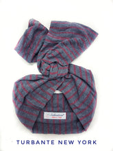 Carica l'immagine nel visualizzatore di Gallery, Turbante a righe in cotone Goffrato bordeaux e grigio antracite made in Italy fascia capelli hairband grey striped burgundy 100% cotton
