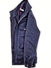 Carica l'immagine nel visualizzatore di Gallery, Giacca Overshirt Sahariana Safari Gabardina blu inserto scozzese 4 tasche 98% cotone 2%elastane Made in italy