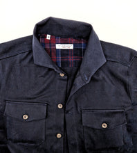 Carica l'immagine nel visualizzatore di Gallery, Giacca Overshirt Sahariana Safari Gabardina blu inserto scozzese 4 tasche 98% cotone 2%elastane Made in italy