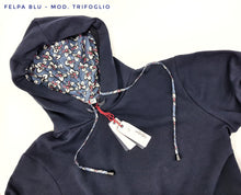 Carica l&#39;immagine nel visualizzatore di Gallery, Felpa Blu con Cappuccio Design trifoglio made in Italy Fantasia 100% cotone -  Unisex Sweatshirt Blue Hoodie
