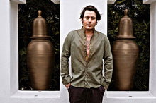 Load image into Gallery viewer, Camicia cotone lino verde militare guru taglio vivo sul colletto coreano made in Italy