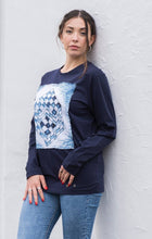 Carica l&#39;immagine nel visualizzatore di Gallery, T-shirt DONNA blu manica Lunga made in Italy Fantasia Cube 100% cotone jersey pettinato design cube
