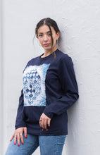 Carica l&#39;immagine nel visualizzatore di Gallery, T-shirt DONNA blu manica Lunga made in Italy Fantasia Cube 100% cotone jersey pettinato design cube
