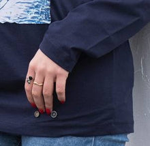 Carica l'immagine nel visualizzatore di Gallery, T-shirt DONNA blu manica Lunga made in Italy Fantasia Cube 100% cotone jersey pettinato design cube