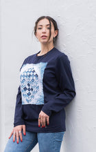 Carica l'immagine nel visualizzatore di Gallery, T-shirt DONNA blu manica Lunga made in Italy Fantasia Cube 100% cotone jersey pettinato design cube