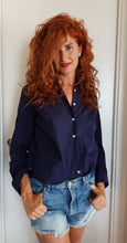 Load image into Gallery viewer, Camicia Donna blu puro cotone goffrato seersucker made in italy navy blue woman shirt