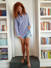 Load image into Gallery viewer, Camicia Donna chiusa a polo rigata blu puro cotone made in italy woman stripe shirt
