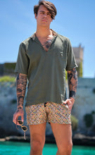 Carica l'immagine nel visualizzatore di Gallery, Costume da Bagno Fantasia musicassette abbinato a Camicia polo Lino verde militare con inserti BOX slip interno Made in Italy