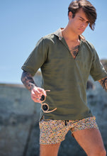 Carica l'immagine nel visualizzatore di Gallery, Costume da Bagno Fantasia musicassette abbinato a Camicia polo Lino verde militare con inserti BOX slip interno Made in Italy