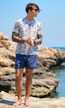 Carica l'immagine nel visualizzatore di Gallery, Costume da Bagno Blu abbinato a Tshirt in cotone fantasia hawaii beige