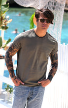 Load image into Gallery viewer, t-shirt in lino verdone militare made in Italy tshirt lino cotone

