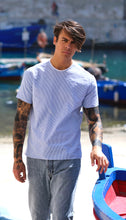 Carica l'immagine nel visualizzatore di Gallery, t-shirt in cotone rigato goffrato bianco azzurro made in Italy tshirt in cotone inserti bianchi