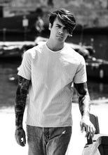 Carica l'immagine nel visualizzatore di Gallery, t-shirt in cotone rigato goffrato bianco azzurro made in Italy tshirt in cotone inserti bianchi