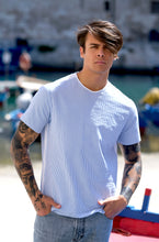 Carica l'immagine nel visualizzatore di Gallery, t-shirt in cotone rigato goffrato bianco azzurro made in Italy tshirt in cotone inserti bianchi