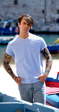 Carica l'immagine nel visualizzatore di Gallery, t-shirt in cotone rigato goffrato bianco azzurro made in Italy tshirt in cotone inserti bianchi