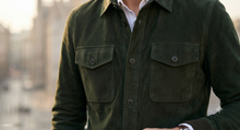 Carica l'immagine nel visualizzatore di Gallery, Giacca Scamosciata Ecologica Verdone Overshirt Field Jacket Suede Scamosciato militare 4 tasche eco Suede Made in Italy
