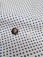 Carica l&#39;immagine nel visualizzatore di Gallery, Pantaloncino  Shorts Bermuda Micro Fantasia blu bianco 100% Cotone 2 tasche laterali Made in Italy

