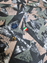 Carica l&#39;immagine nel visualizzatore di Gallery, Pantaloncino  Shorts Bermuda Fantasia Camouflage verdone grigio marrone 100% Cotone 2 tasche laterali Made in Italy
