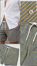 Carica l'immagine nel visualizzatore di Gallery, Boxer bermuda tessuto 100% Cotone fantasia giallo blu costume da bagno Made in Italy Shorts 2 tasche laterali
