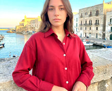 Carica l&#39;immagine nel visualizzatore di Gallery, Camicia Rossa da Donna Camicione Donna tessuto naturale traspirante e leggero in morbida viscosa alta qualità Camicia in fibra naturale viscosa Made in Italy
